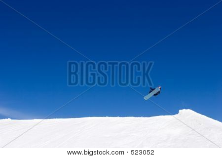 Enorme salto snowboard sulle piste della stazione sciistica In Spagna