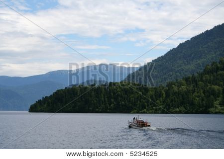 Jezero a lodí
