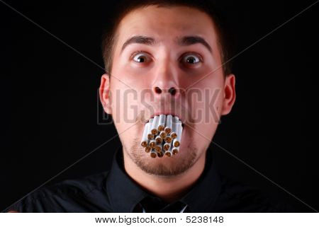 Homem com muitos cigarros