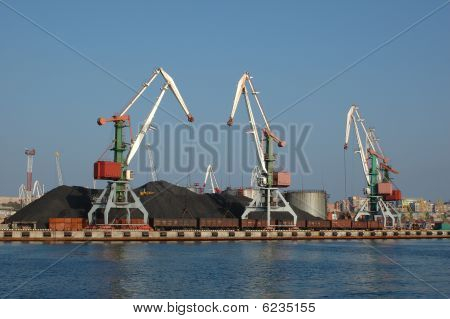 Port (Port) Vladivostok z podnoszenia dźwigiem.
