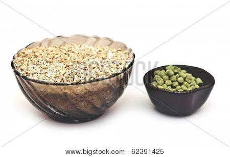 barley with pellets of hops