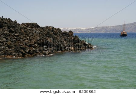 แล่นเรือเรือใบเรือในน้ำ โดยเกาะซานโตรินี ประเทศกรีซ