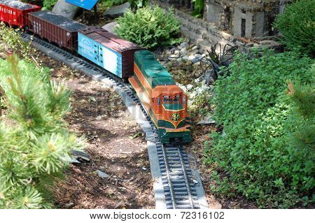 Train at Botanic Gardens