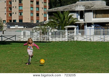 여자 축구를 재생