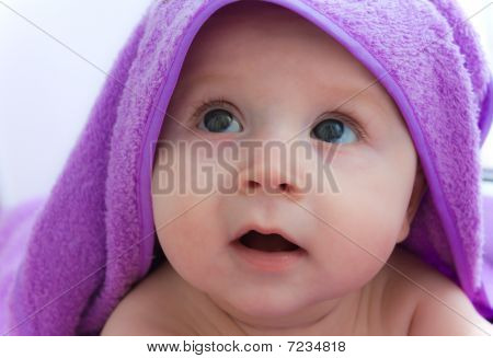 라일락 수건에 작은 아이가 보이는 놀된 광경