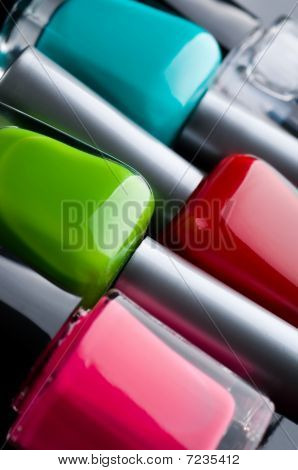 Cerca de botellas de esmalte de uñas