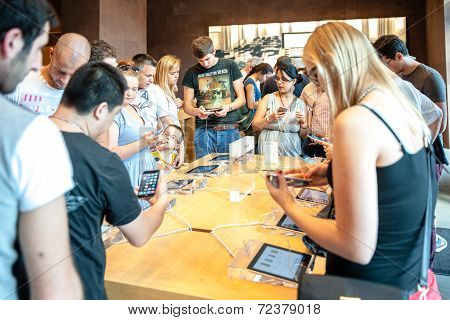 Customers admiring the new iPhone 6 and iPhone 6 Plu