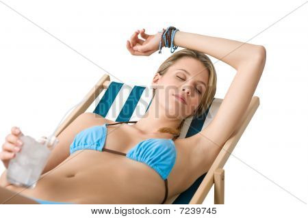 หาด - ผู้หญิงมีความสุขในชุดบิกินี่กับเครื่องดื่มเย็น