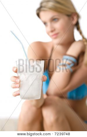 หาด - ผู้หญิงมีความสุขในชุดบิกินี่กับเครื่องดื่มเย็น