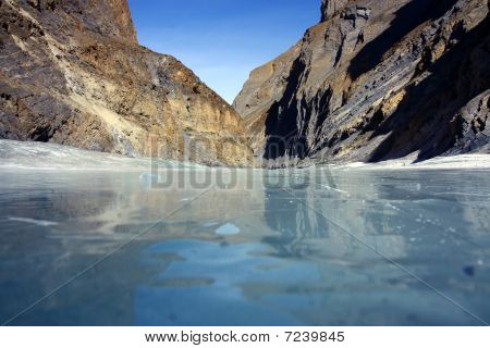 แช่แข็งน้ำ Zanskar ติดตาม Chadar