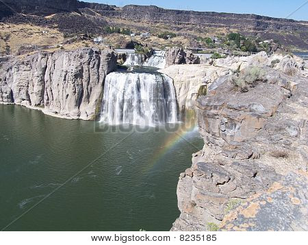 Rainbow bildas av dimma på Shoshone Falls