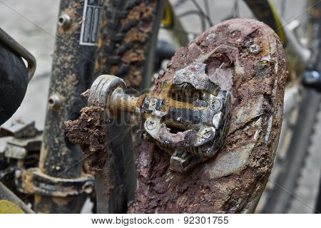 mountain bike clipless shoes with mud and dirt stuck in the pedal