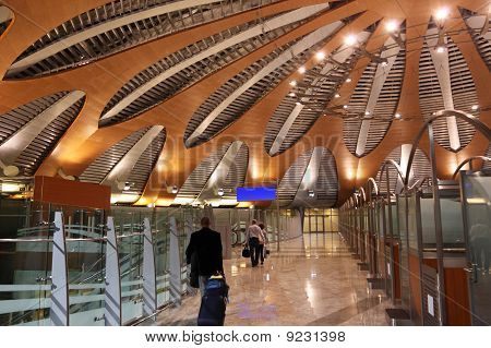 Großen modernen Saal des neuen Terminal des Flughafen Sheremetyevo In Moskau