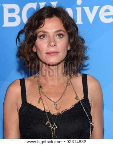 LOS ANGELES - APR 02:  Anna Friel arrives to the NBCUniversal's Summer Press Day 2015  on April 02, 2015 in Hollywood, CA                