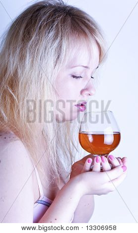 科涅克白兰地的金发女孩