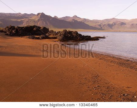 Panorama di costa di sabbia rossa