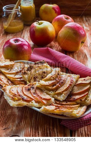 Pie: apple pie and apples on the wooden background