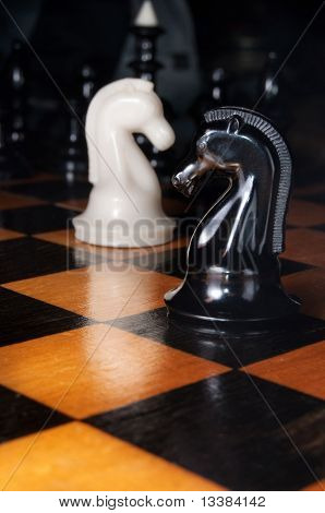 Cavalos de xadrez preto e branco