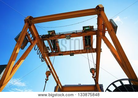 Straddle carrier for moving containers in a shipping port