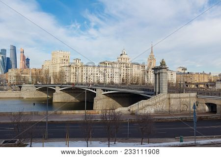 Moscow, Russia - March 25, 2018: View Of The Borodinskiy Bridge With The Rostovskaya Embankment