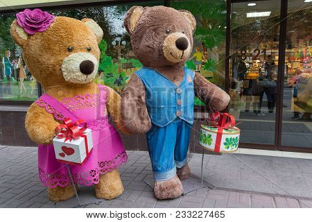 Kiev, Ukraine - September 29, 2017: Funny Bears On The Show-window Of The Roshen Confectionery Shop