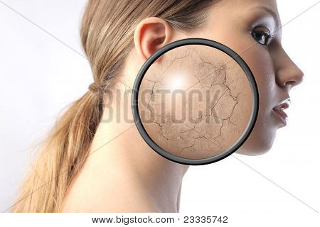 ผู้หญิงสวยกับ closeup ของ visage เธอแห้ง