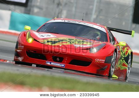 SEPANG - 17. června: Mok Weng slunce z týmu Clearwater Racing ve Ferrari F458 bere do stopy th