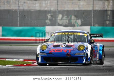 SEPANG, Malezja - 19 czerwca: Samurai zespół Tsuchiya Porsche 911 samochód ma kolei 1 Sepang czyszczenia łancuchów Row