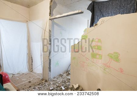 Dismantling The Partitions In The Apartment, The Doorways Are Covered With A Cloth