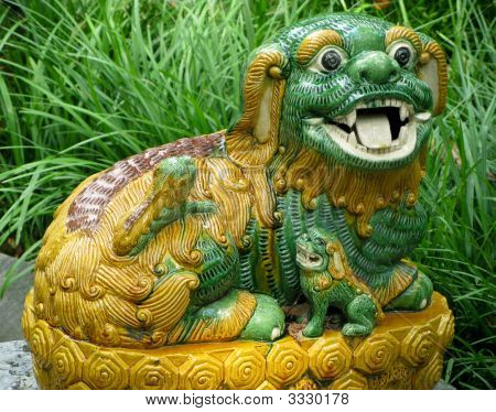 Keramika Lev v trávě