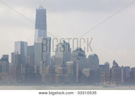 HOBOKEN, NJ 23 de maio: O Juan Sebastian De Elcano (Espanha) velas sobre o Rio Hudson por Manhattan dur
