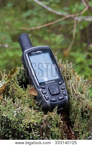 Velsk, Russia, August 16, 2019: Gps Navigator Garmin On The Background Of Forest Moss