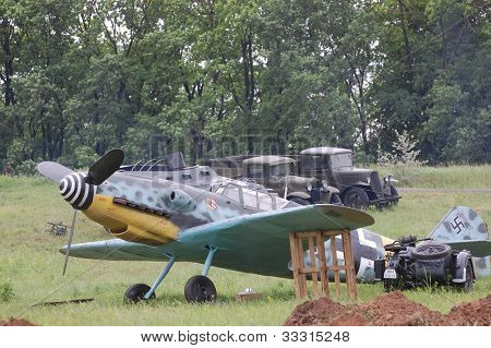 KIOVA, Ukraina-huhtikuu: Red Star historia club. Saksan armeijan lentokone Bf-109 (replikan) aikana histo