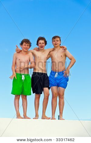 Tre venner i Swimmware holde sammen