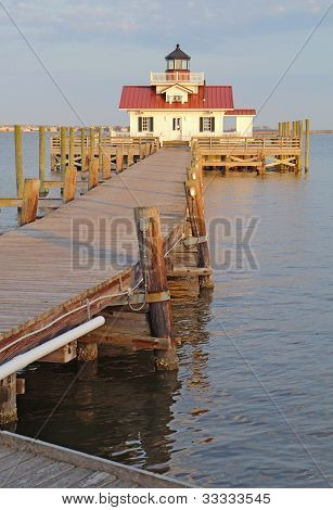 罗阿诺克沼泽灯塔在曼蒂奥北卡罗莱纳州的垂直