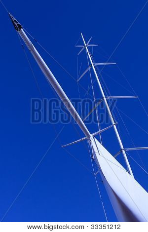 Proue d'un yacht de bas en haut sur fond de ciel bleu