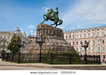 รูปปั้น Bogdan Khmelnitsky hetman ในเคียฟ ยูเครน