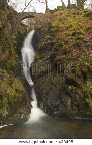 น้ำตกแรง Aira