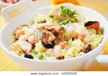 Deniz ürünleri risotto ile midye ve karides, seçici odak