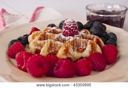 Delicioso Waffle com frutas, açúcar e mel