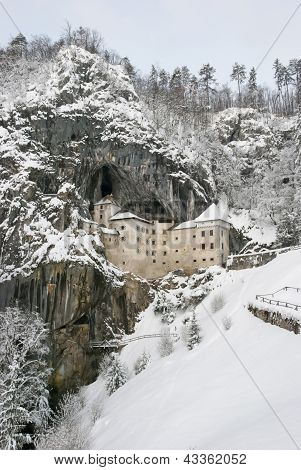 Il castello di Predjama durante l'inverno, Slovenia