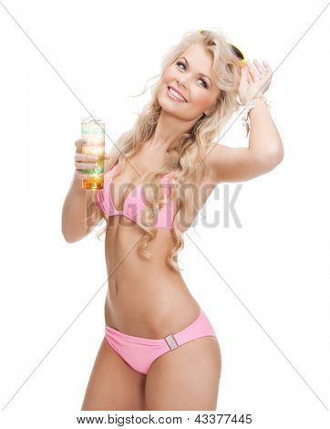 Frau im Bikini mit Glas Saft oder cocktail