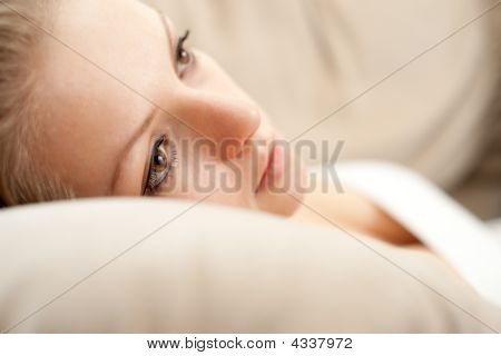 Gyönyörű szőke lány.