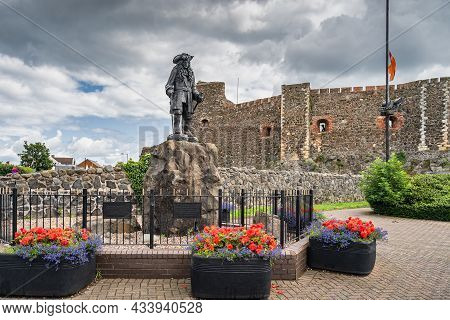 Carrickfergus, Uk, Aug 2019 King William Iii Bronze Statue Overlooking The Harbour And Marina, Locat