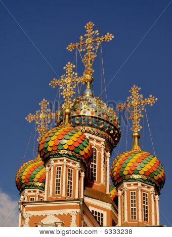 Kuppeln der alten russischen Kirche