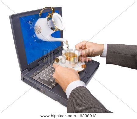 nalil čaj na notebook