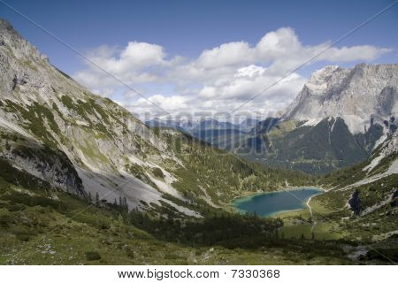 Jezioro Seebensee i Wetterstein ogromne