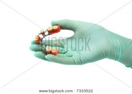 Zahnersatz auf einer hand