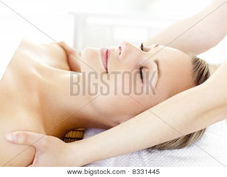 Glad ung kvinna en massage