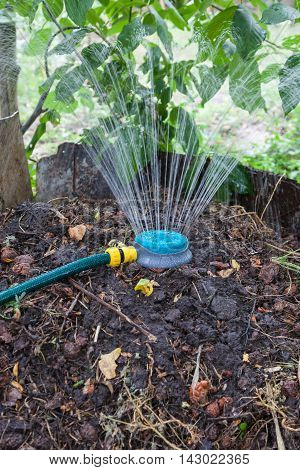 Humidification compost pile using the spray preparation of organic fertilizers